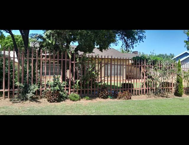 4 BEDROOM HOUSE FOR SALE IN KEMPTON PARK CENTRAL